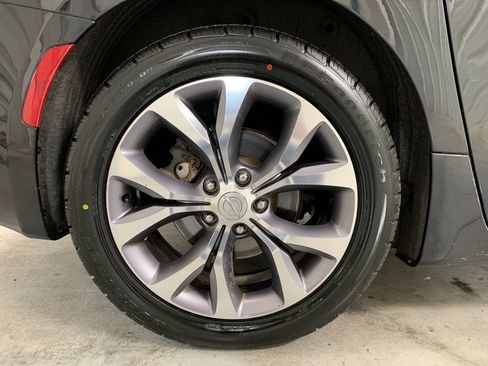 Used 2020 Chrysler Pacifica Limited w/ Tire & Wheel Group FWD image 9