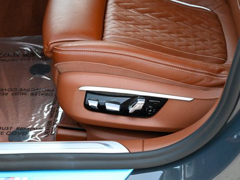 Used 2021 BMW 750i xDrive w/ Luxury Rear Seating Package AWD/4WD image 18