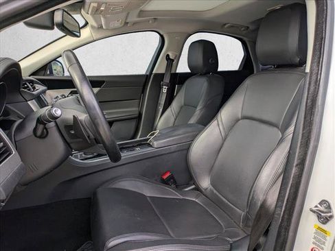 Used 2018 Jaguar XF Premium image 17