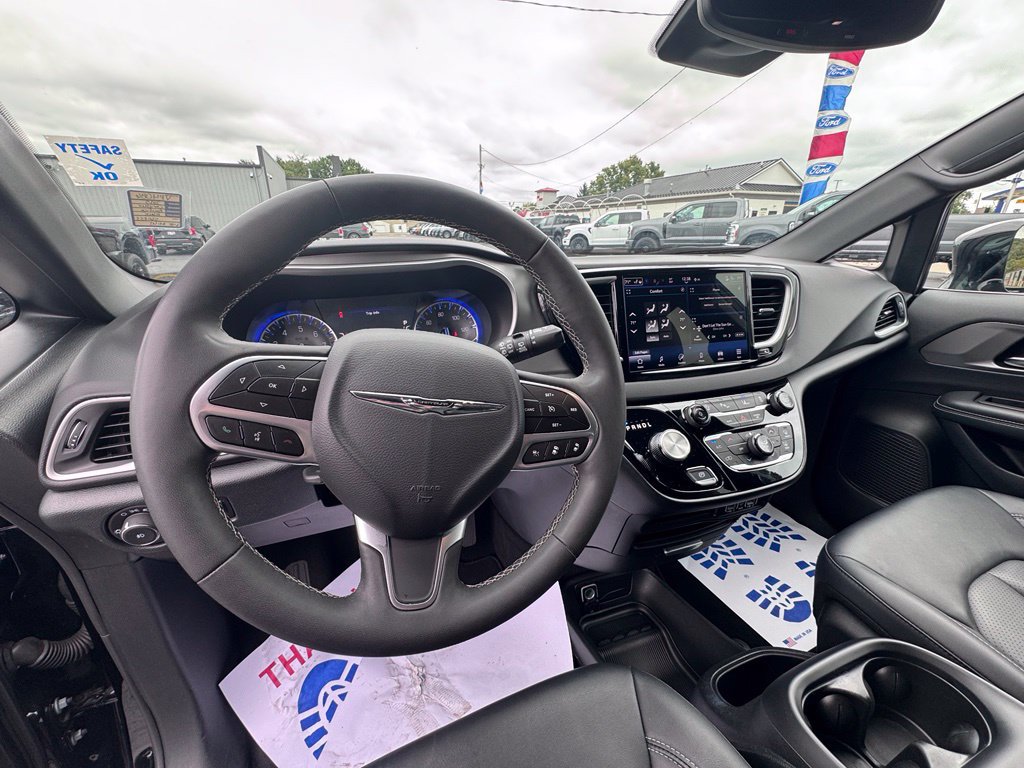 Used 2025 Chrysler Pacifica Select FWD image 12