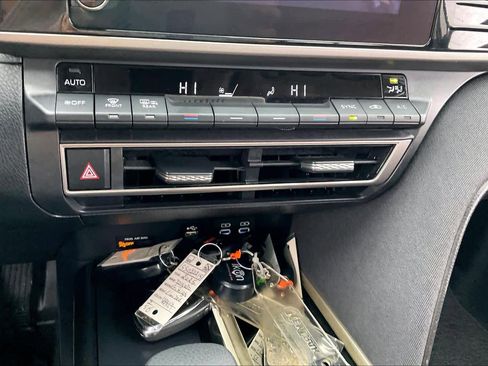 Used 2025 Toyota Camry LE w/ Convenience Package image 32