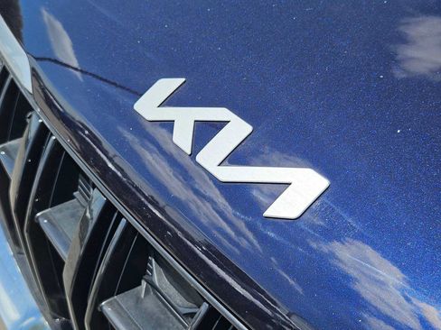 Used 2024 Kia Carnival LX FWD image 11