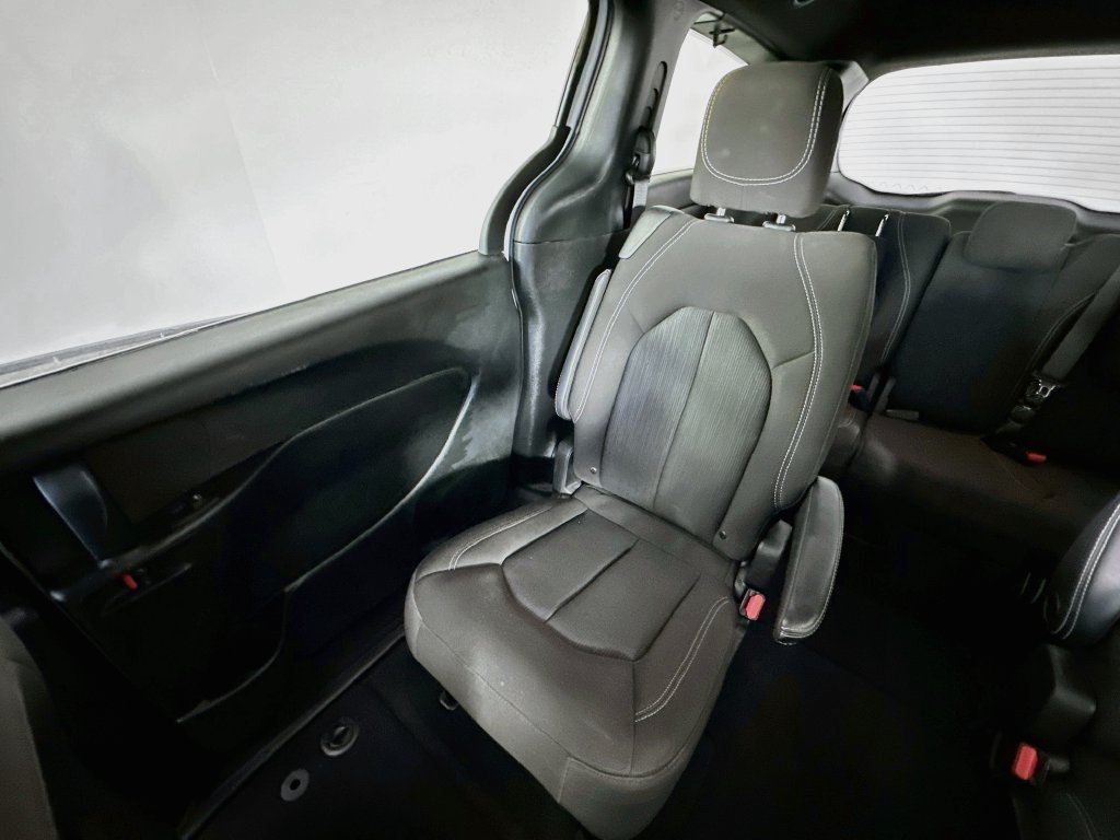 Used 2023 Chrysler Pacifica Touring FWD image 12