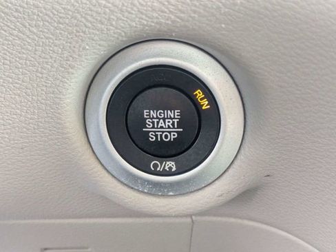 Used 2023 Chrysler Pacifica Touring-L FWD image 32