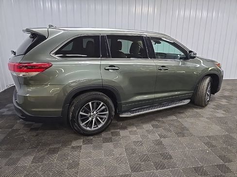 Used 2017 Toyota Highlander XLE AWD/4WD image 3