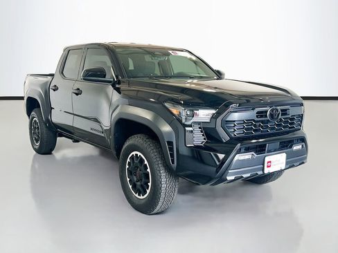 Used 2025 Toyota Tacoma TRD Off-Road AWD/4WD image 3