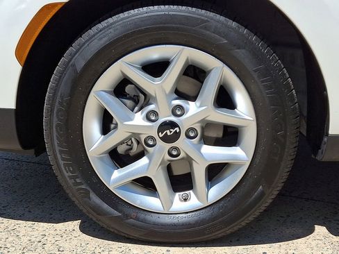 Used 2025 Kia Soul LX w/ LX Technology Package FWD image 8