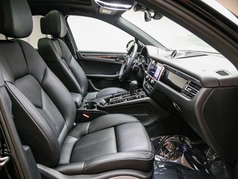 Certified 2025 Porsche Macan AWD/4WD image 20