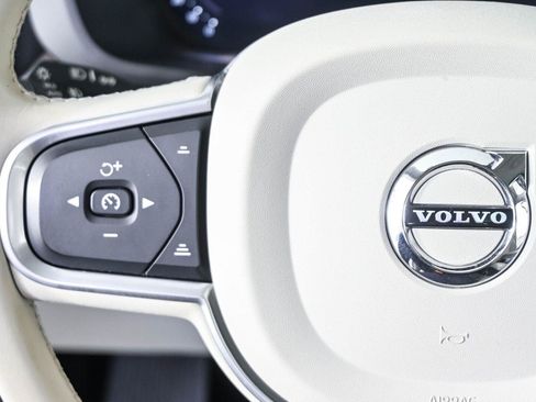 Certified 2022 Volvo XC60 B5 Momentum w/ Protection Package AWD/4WD image 9