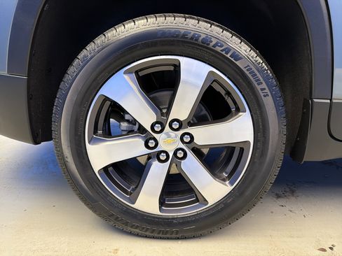 Used 2023 Chevrolet Traverse LT w/ LT Premium Package image 9