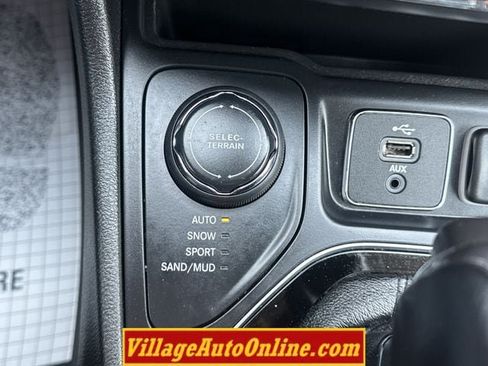 Used 2019 Jeep Cherokee Limited AWD/4WD image 24