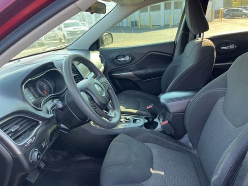 Used 2019 Jeep Cherokee Latitude w/ Popular Appearance Group FWD image 8