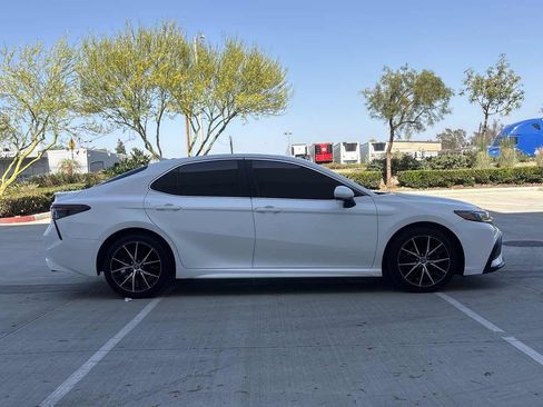 Used 2021 Toyota Camry SE w/ Carpet Mat Package (TMS) FWD image 2