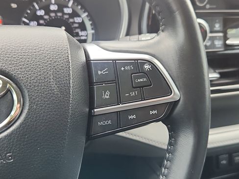 Used 2020 Toyota Highlander XLE AWD/4WD image 21