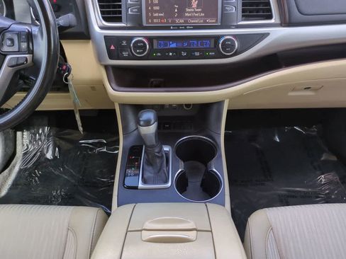 Certified 2019 Toyota Highlander Plus FWD image 19