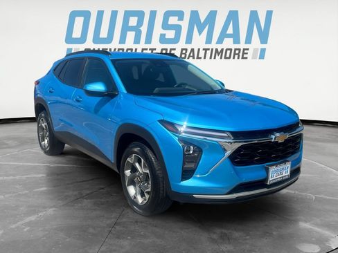 Used 2025 Chevrolet Trax LT w/ Driver Confidence Package FWD image 1