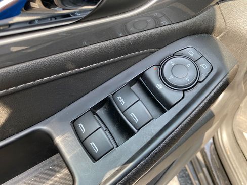 Used 2023 Chevrolet Traverse LT FWD image 16
