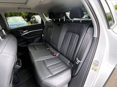 Used 2022 Audi e-tron Premium Plus w/ Premium Plus Package image 17