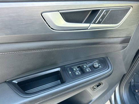 Used 2025 Volkswagen Atlas Cross Sport SE image 13