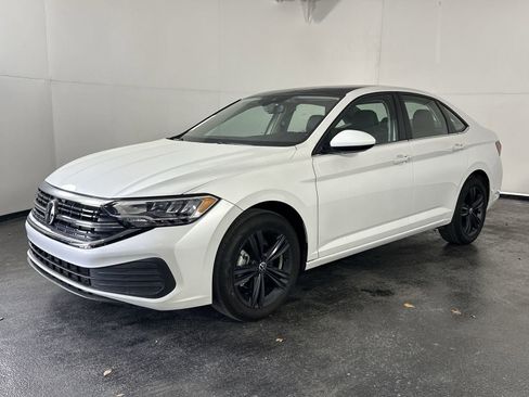 Used 2024 Volkswagen Jetta SE w/ Panoramic Sunroof Package image 4