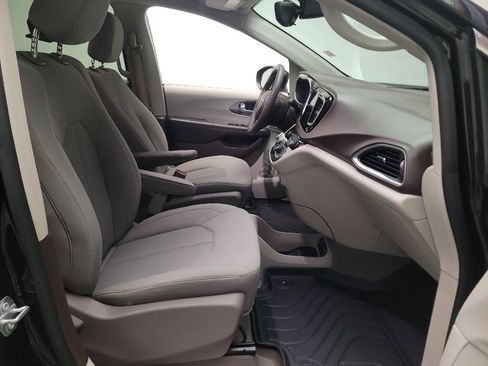 Used 2017 Chrysler Pacifica Touring FWD image 21