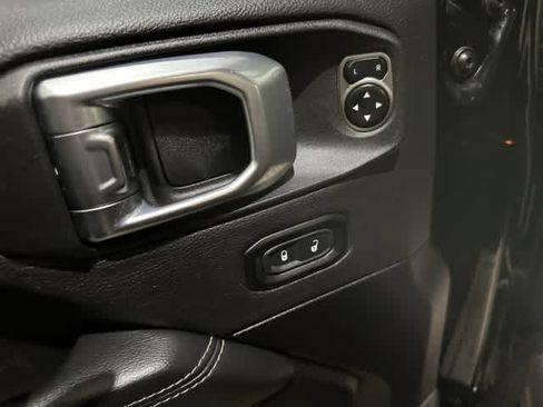 Used 2023 Jeep Gladiator Overland AWD/4WD image 19