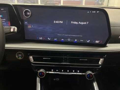 Used 2025 Chevrolet Traverse LT FWD image 27