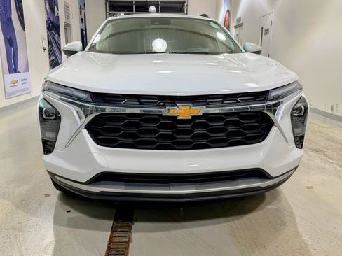 Used 2025 Chevrolet Trax LT w/ LT Convenience Package image 7