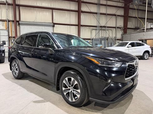 Used 2021 Toyota Highlander XLE AWD/4WD image 2