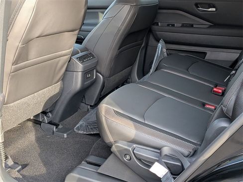 New 2025 Nissan Pathfinder SL image 17