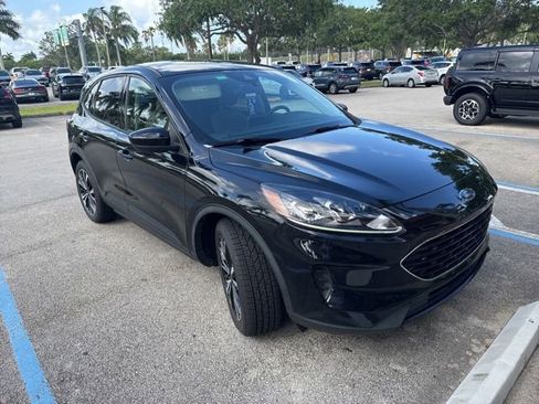 Used 2021 Ford Escape SE w/ SE Sport Appearance Package FWD image 3