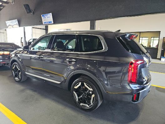 Used 2025 Kia Telluride S FWD image 4
