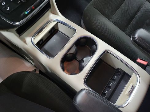 Used 2016 Dodge Grand Caravan SXT image 14