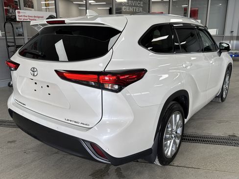 Used 2020 Toyota Highlander Limited image 3