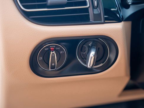 Certified 2020 Porsche Macan image 13