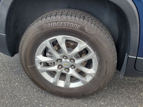 Used 2023 Chevrolet Traverse LS image 9