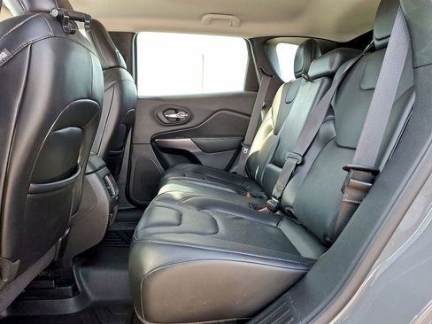 Used 2021 Jeep Cherokee Latitude Lux w/ Comfort/Convenience Group AWD/4WD image 19