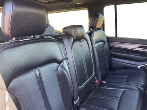 Used 2023 Jeep Wagoneer 2WD image 18