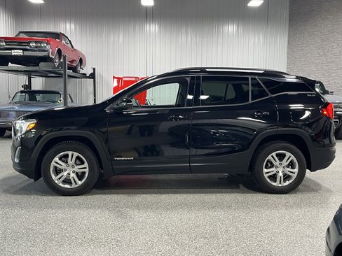 Used 2019 GMC Terrain SLE w/ Driver Convenience Package AWD/4WD image 2