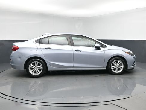 Used 2017 Chevrolet Cruze LT image 3