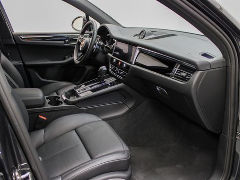 Certified 2025 Porsche Macan image 36