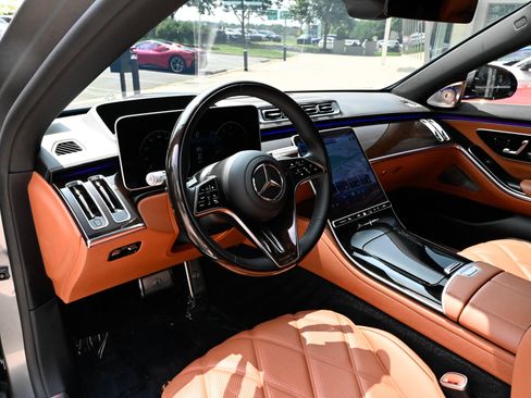 Used 2023 Mercedes-Benz Maybach S 680 4MATIC w/ Manufaktur Leather Package image 16