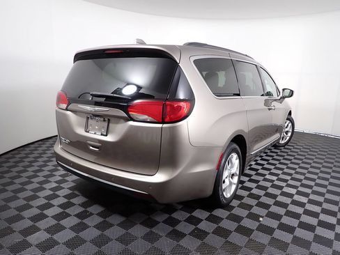 Used 2017 Chrysler Pacifica Touring-L w/ Tire & Wheel Group FWD image 18