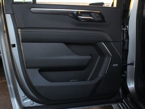 Used 2025 Chevrolet Suburban Premier image 34