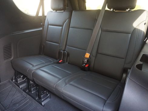 Used 2023 Chevrolet Suburban Z71 w/ Luxury Package image 19