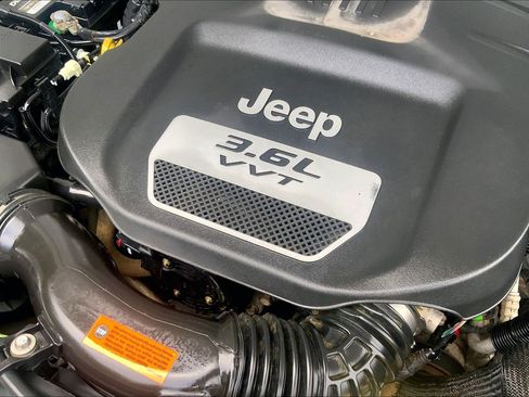 Used 2018 Jeep Wrangler Sport AWD/4WD image 32
