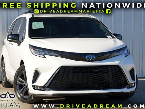 Used 2025 Toyota Sienna XSE w/ XSE Plus Package image 2