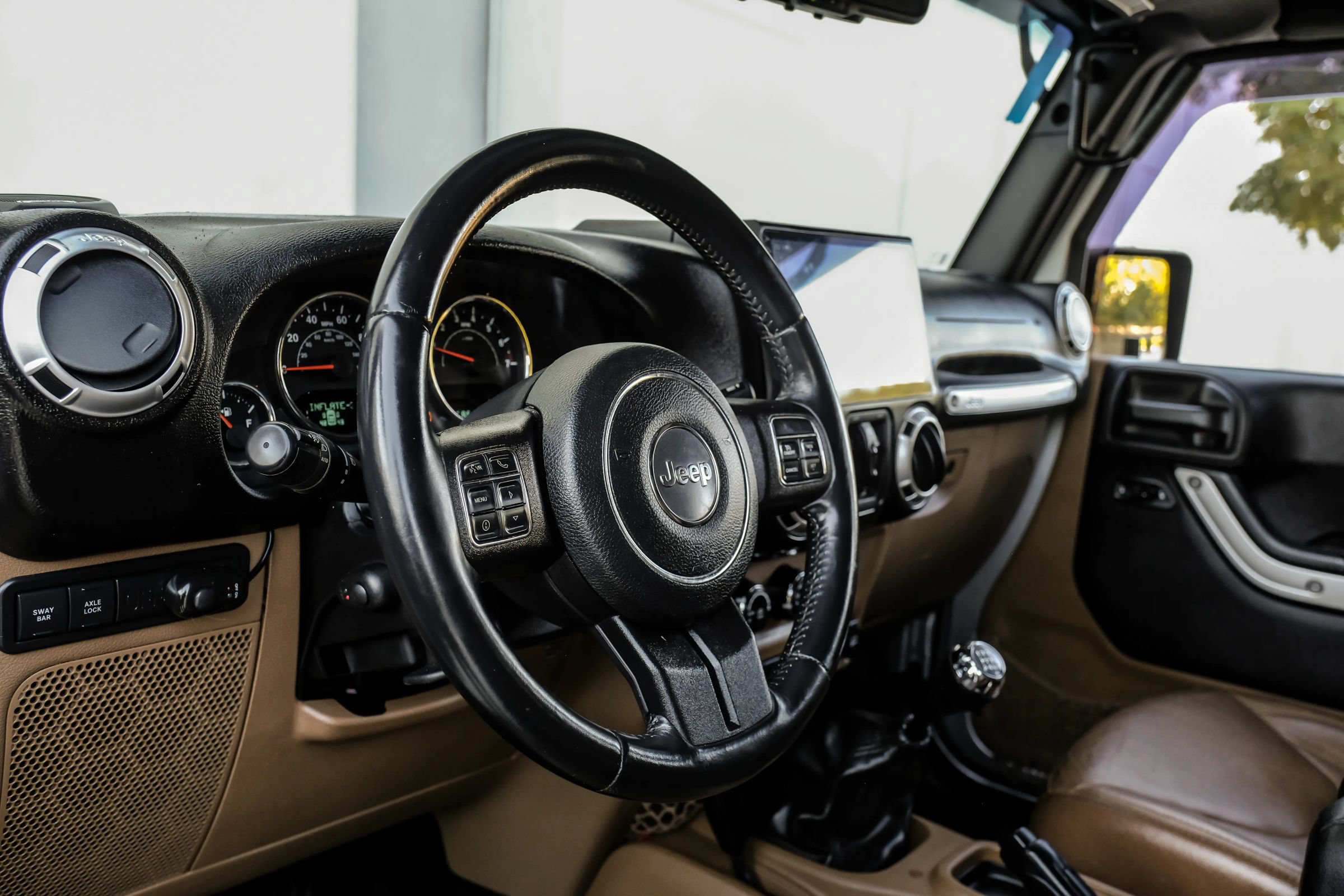 Used 2016 Jeep Wrangler Unlimited Rubicon w/ Connectivity Group AWD/4WD image 23
