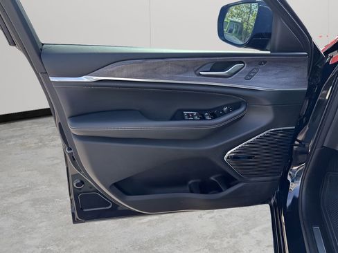 Used 2023 Jeep Grand Cherokee Overland w/ Adv Protech Group III image 25