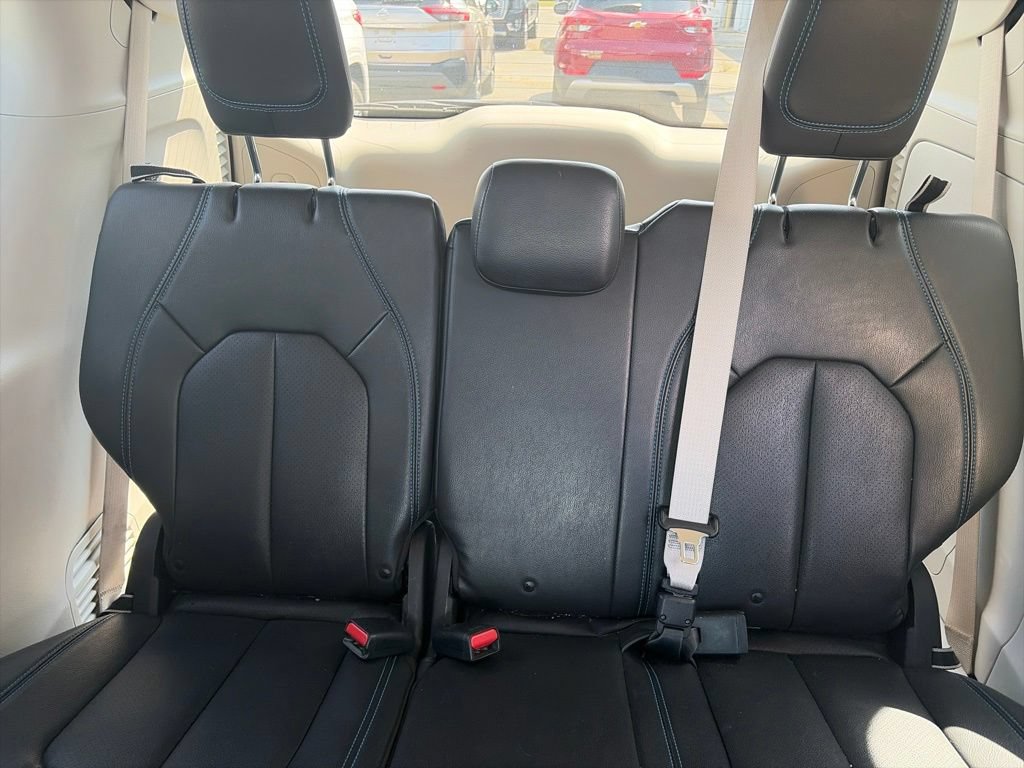 Used 2021 Chrysler Pacifica Touring-L w/ Uconnect Theater Family Group FWD image 12